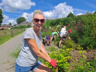 pic of people gardening