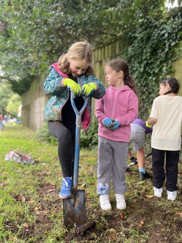 children digging at Gunnislake Action Day