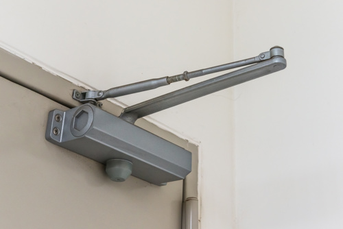 picture showing mechanical closing of fire door